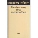 Úszóverseny üres medencében