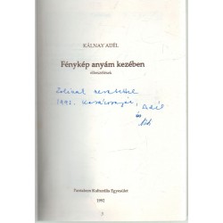 Fénykép anyám kezében (dedikált)