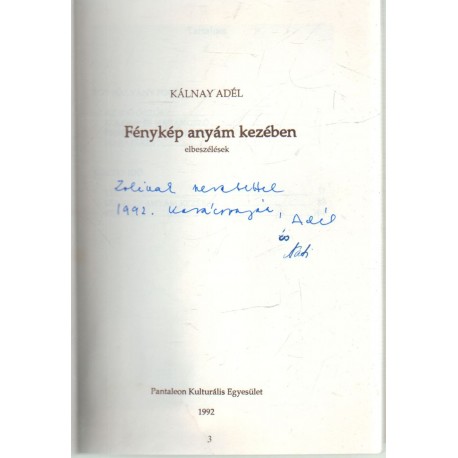 Fénykép anyám kezében (dedikált)